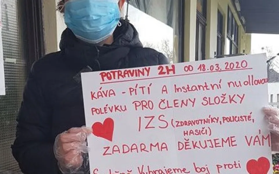 Vietnamci se v Česku zapojili do boje s koronavirem