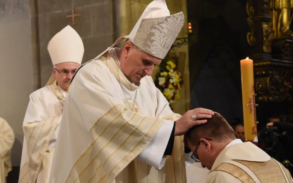 František Radkovský předává Plzeňskou diecézi svému nástupci biskupu Tomáši Holubovi
