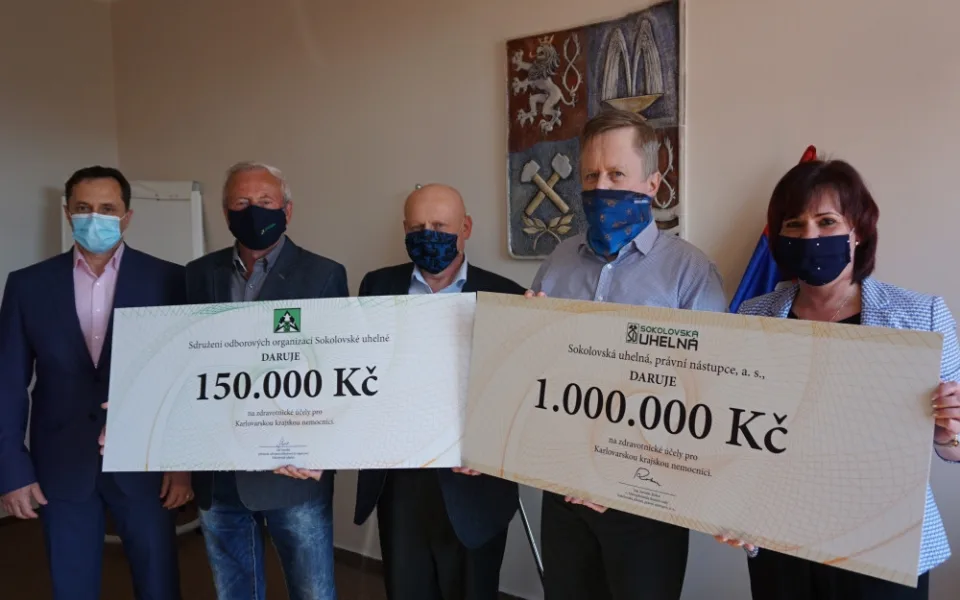 Podnikatelé a odboráři poskytli krajské nemocici finanční dar