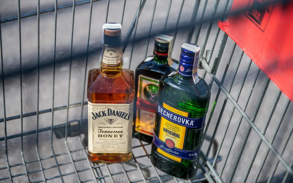 Češi v karanténě víc pijí alkohol, řeší tím nejistotu z budoucnosti