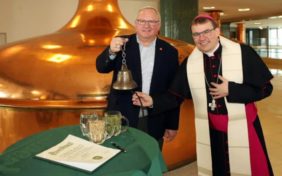 Sládek Václav Berka s biskupem Tomášem Holubem, který požehnal várce piva pro Vatikán