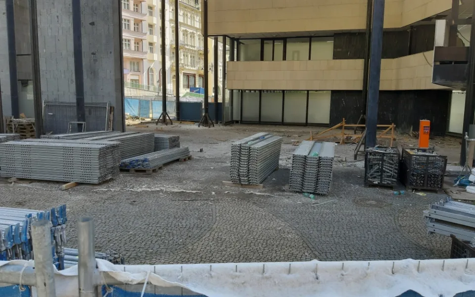 V Karlových Varech pokračuje oprava Vřídelní kolonády