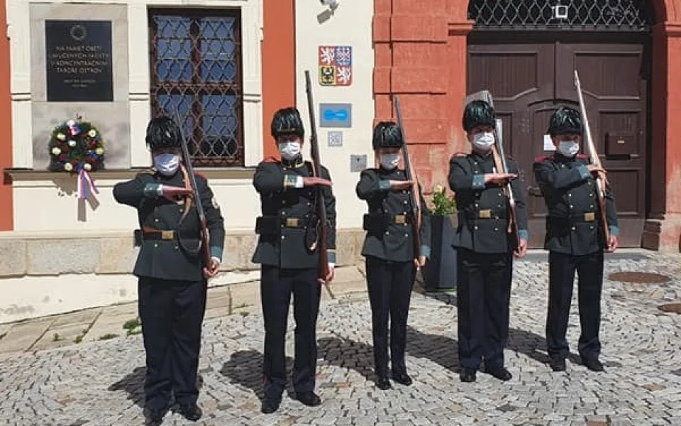Ostrvští Ostrostřelci při dnešním kladení věnců