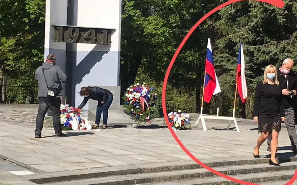 Ve stojanu chybí americká vlajka