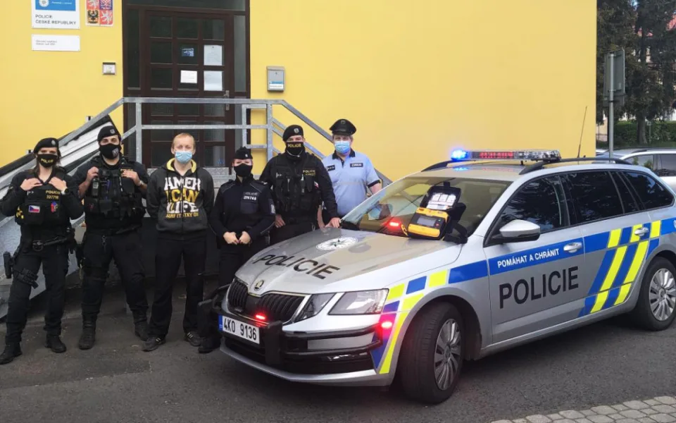 Ostrovští policisté, kteří se podíleli na záchraně života.
