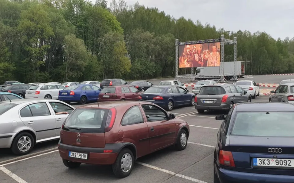 Autokino v Sokolově se otevře už třetí víkend v řadě.