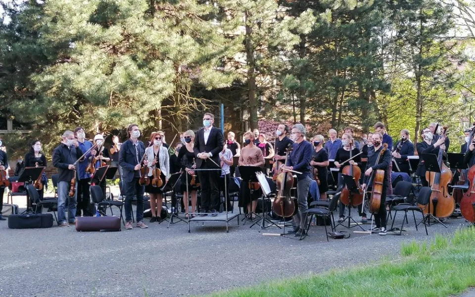 Orchestr odehrál na karlovarských sídlištích už dva koncerty