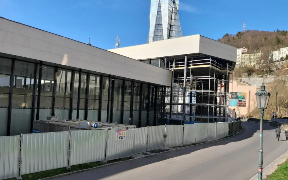 Oprava karlovarské Vřídelní kolonády pokračuje