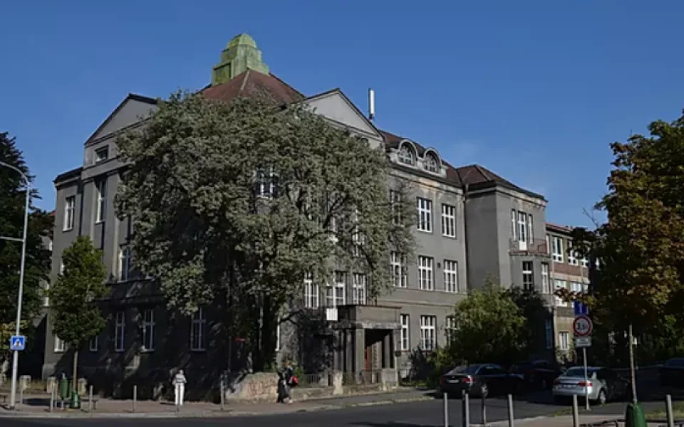 Budova Střední keramické školy v Karlových Varech