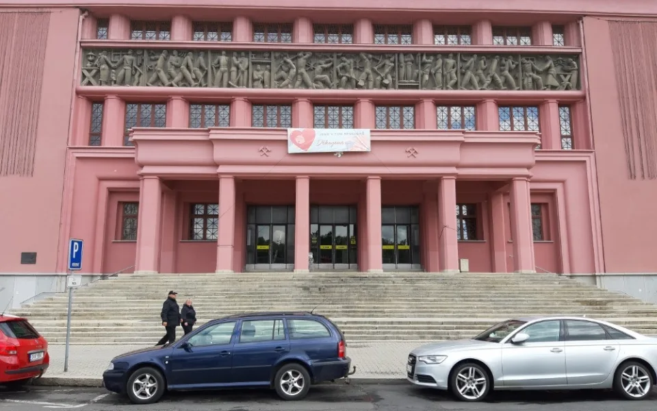 Do balkónu kulturního domu v Sokolově stále zatéká voda