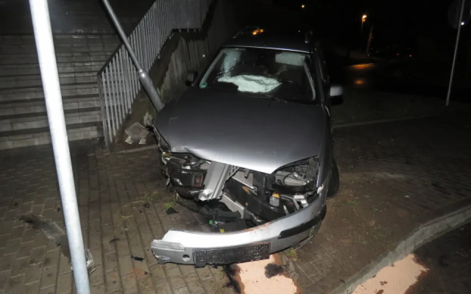 Havarovaný automobil v Ostrově