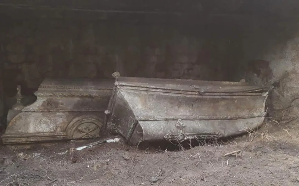 Rakve s ostatky se nacházely pod hromadou odpadu, na fotografii je již místo vyklizené