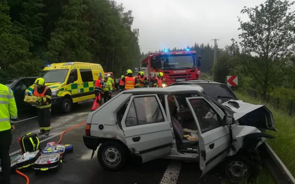 Tragická nehoda uzavřela silnici na Prahu