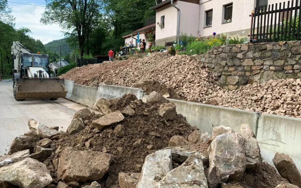Sesunutý svah u Lokte je zajištěný