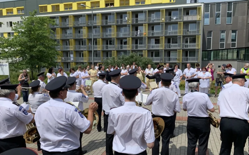 Takhle se děkuje zdravotníkům, policistům a hasičům v Karlových Varech
