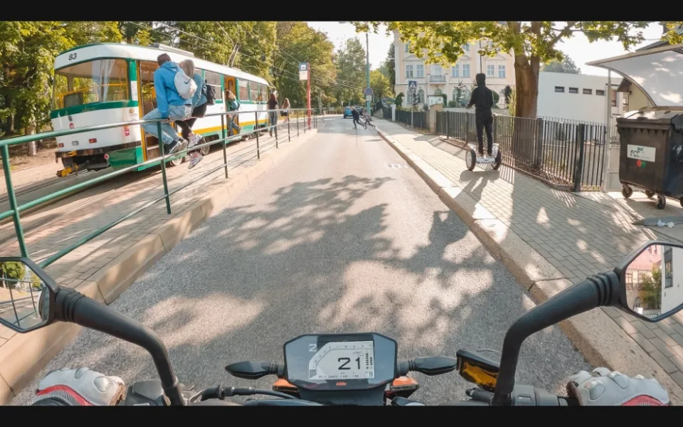 Vznikají nové video pomůcky a animace sloužící pro odhalování rizik při jízdě na motocyklu v silničním provozu