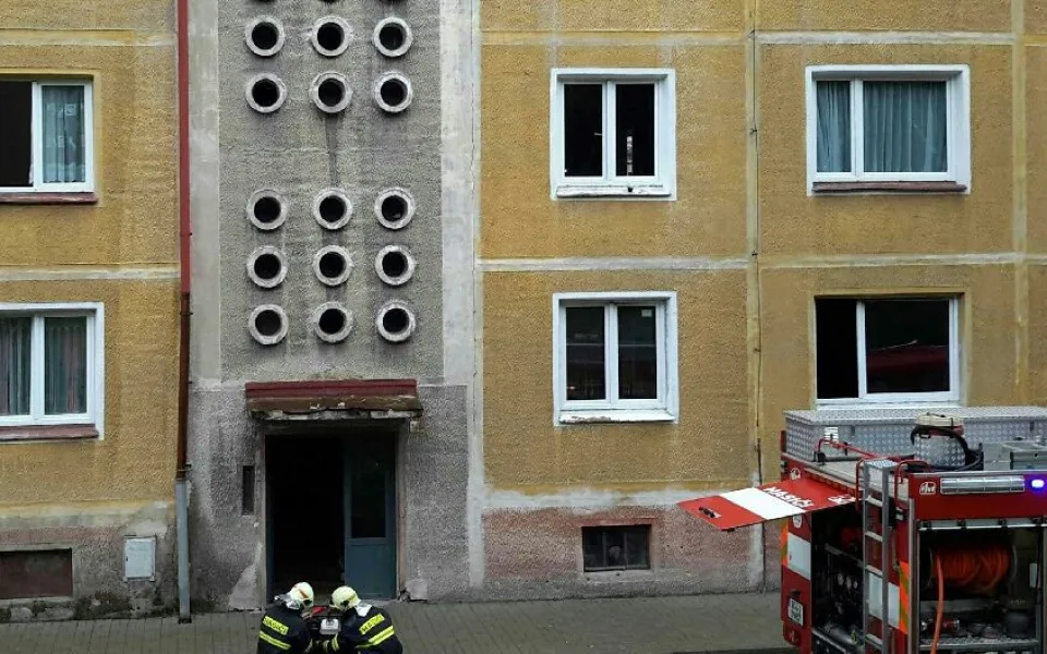 Z bytovky se valil hustý dým, na místě zasahovalo hned devět jednotek hasičů