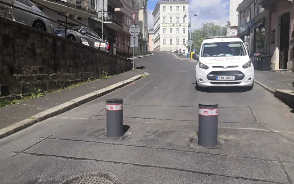 Sloupky zamezující vjezd do lázeňského území budou v provozu od poloviny července