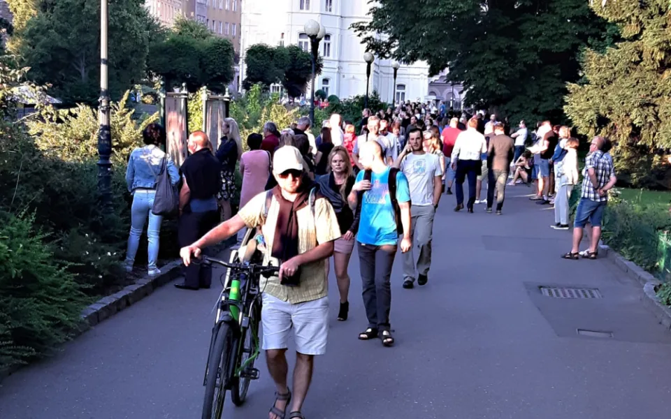 Pomalu se zaplňují i ulice a kolonády lázeňského města