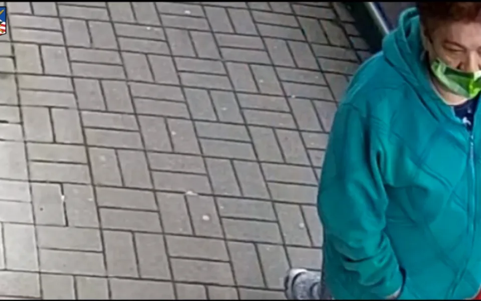 VIDEO: Tahle žena rozhodně není poctivý nálezce, obnos z peněženky si nechala