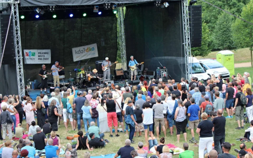 Do zámeckého parku v Ostrově se po roce opět vrátí rocková muzika