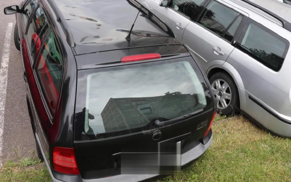 Chtěl se pomstít otci a zničit mu auto, omylem však poskakoval na špatné kapotě