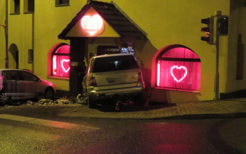 Policisté pátrají po svědkovi nehody, kdy auto vlítlo do nočního klubu