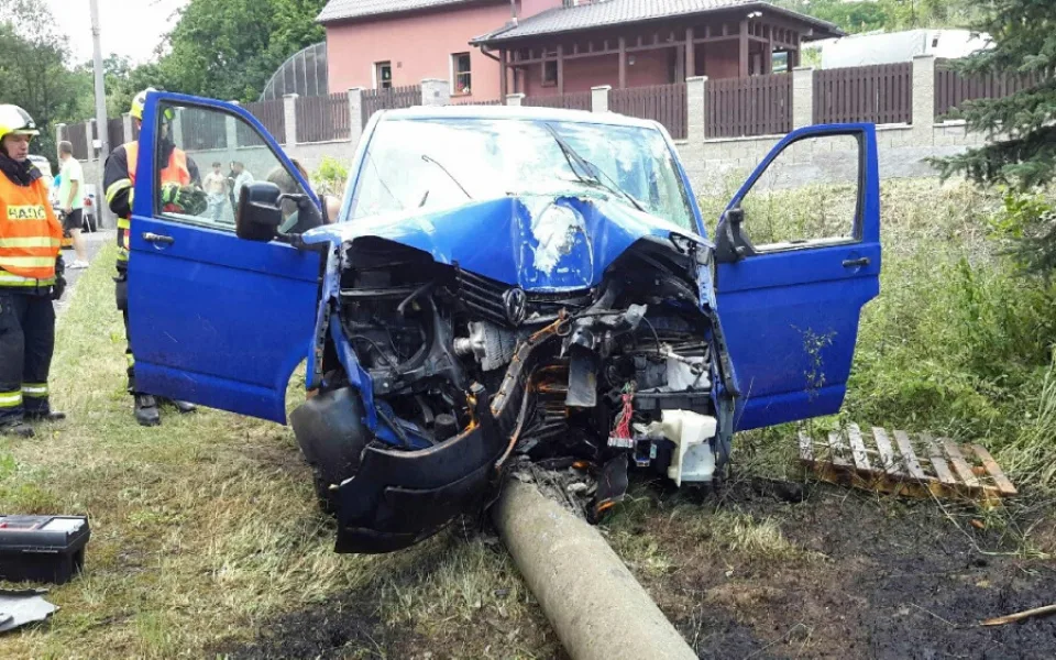 Opil se, sedl do auta a zcela zdemoloval sloup elektrického vedení