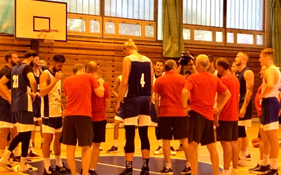 Česká basketbalová reprezentace aktuálně trénuje v Mariánských Lázních.