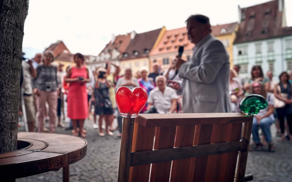 Už i v Chebu si můžete posedět na lavičce Václava Havla