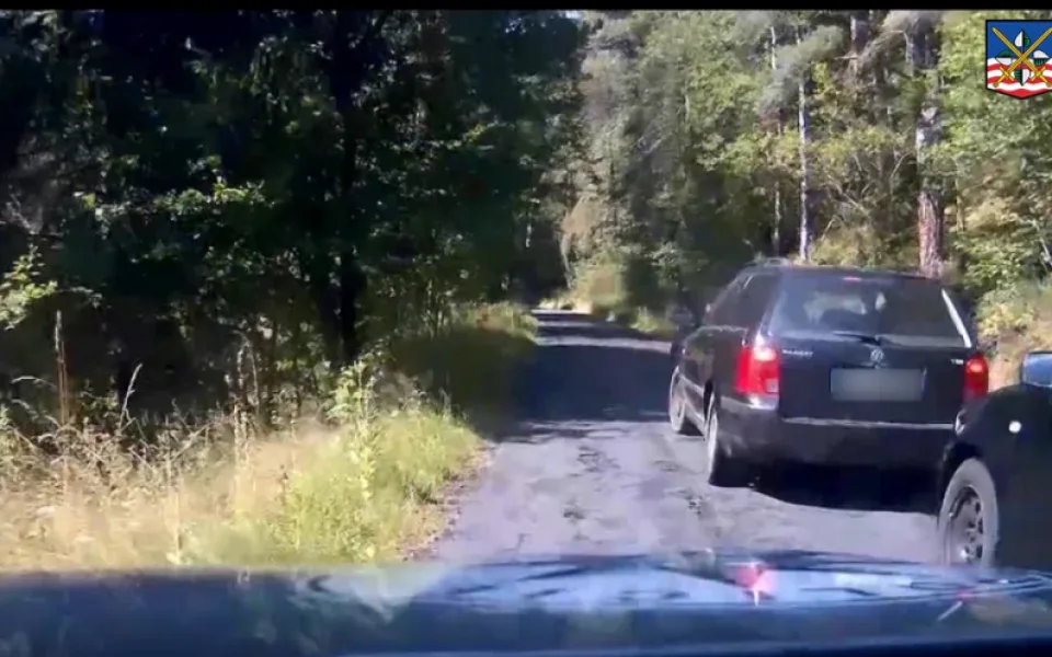VIDEO: Zběsilá honička, muž se zákazem řízení se snažil ujet hlídce