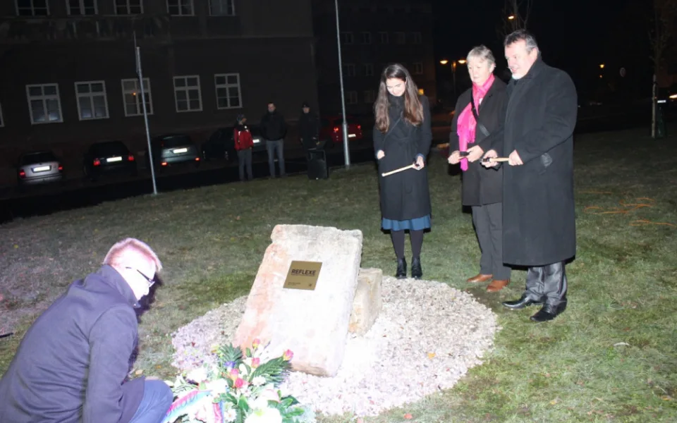 Když se vloni na podzim odhaloval základní kámen památníku politickým vězňům, nikdo z vedení Ostrova netušil, že ČSOB bude chtít pozemek pro památník prodat za předraženou cenu.