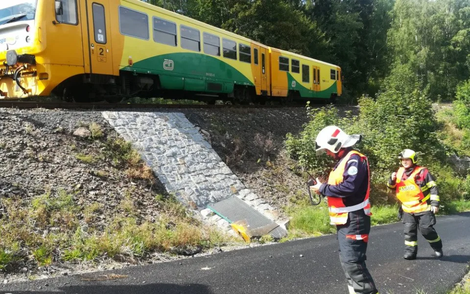 Nehoda na železničním přejezdu, v autě cestovaly i dvě děti