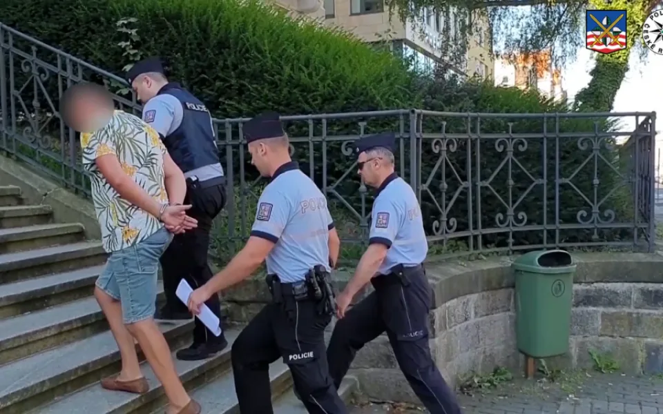 Cizinec zbil muže do bezvědomí, pak ho okradl