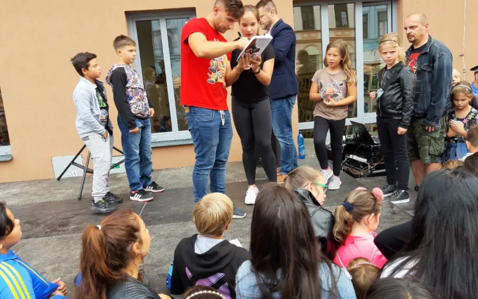 O fotku s youtuberem Tarym byl dnes odpoledne před novou knihovnou v Sokolově obrovský zájem.