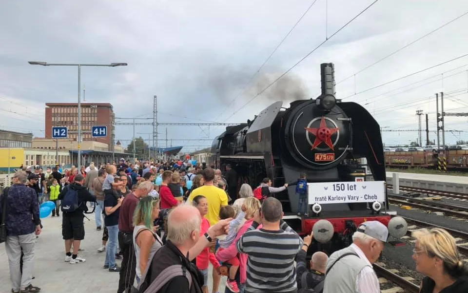 Parní lokomotiva Šlechtična včera křižovala Karlovarským krajem.