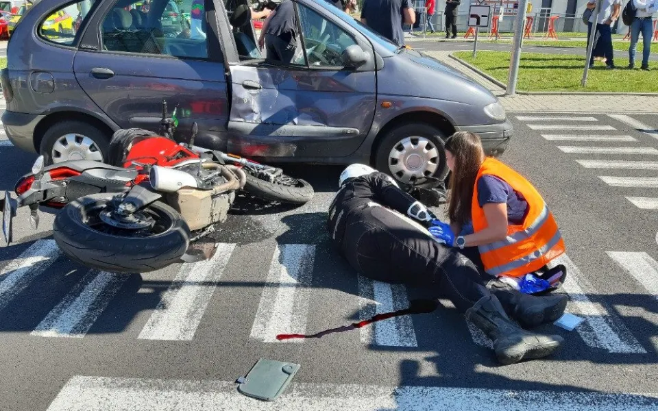 Snímek z dnešní simulované nehody motorkáře s osobním automobilem
