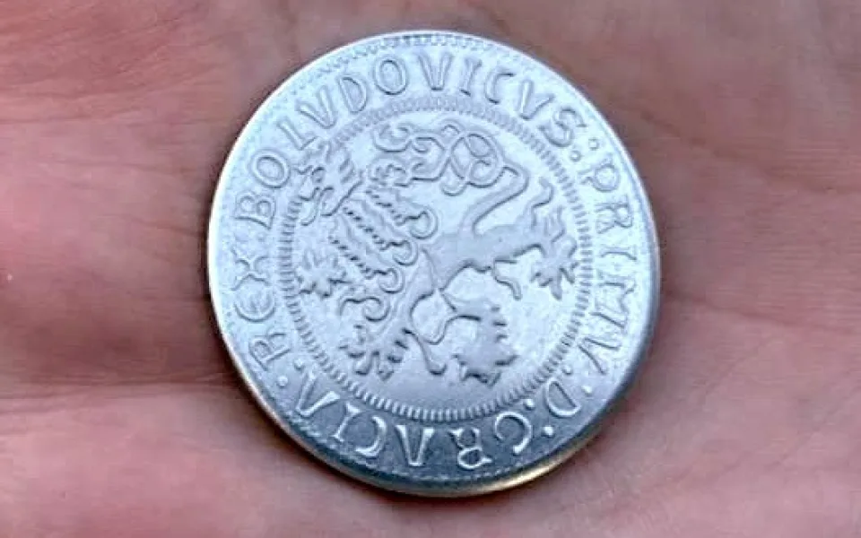 V Královské mincovně si lidé mohli vyzkoušet ražbu tolaru