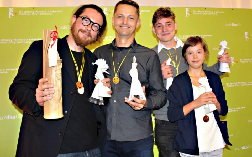Tradiční Dudci se letos na festivalu Oty Hofmana v Ostrově udělovat nebudou. Festival bude nesoutěžní. 