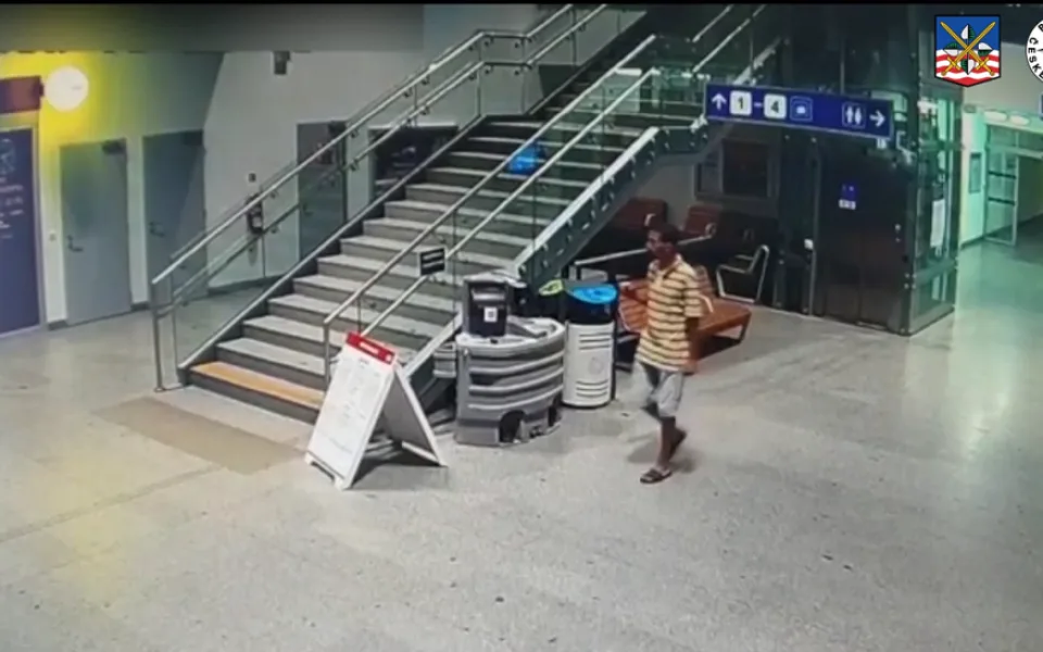 Poznáváte muže na videu? Mohl by objasnit případ zvrhlíka, který sahal mladé ženě pod sukni
