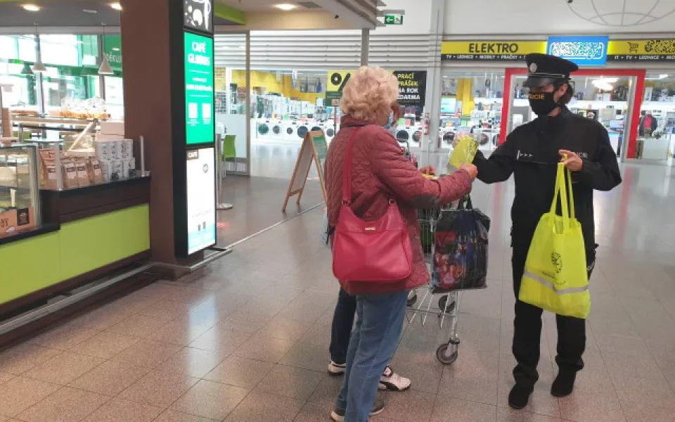 Policisté nabádali seniory, aby se nenechali okrást a podvést