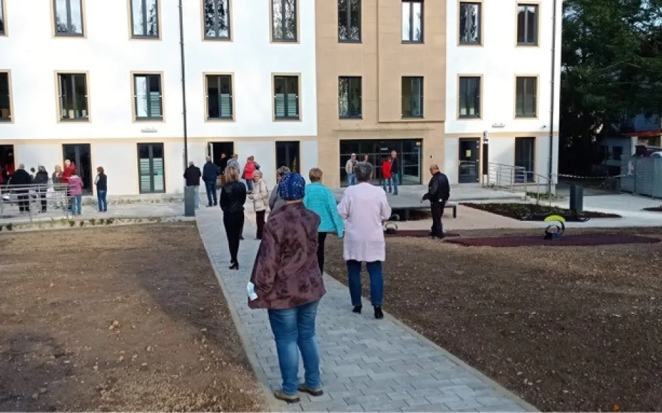 Dům služeb v Horním Slavkově je opravený, město hledá nájemce