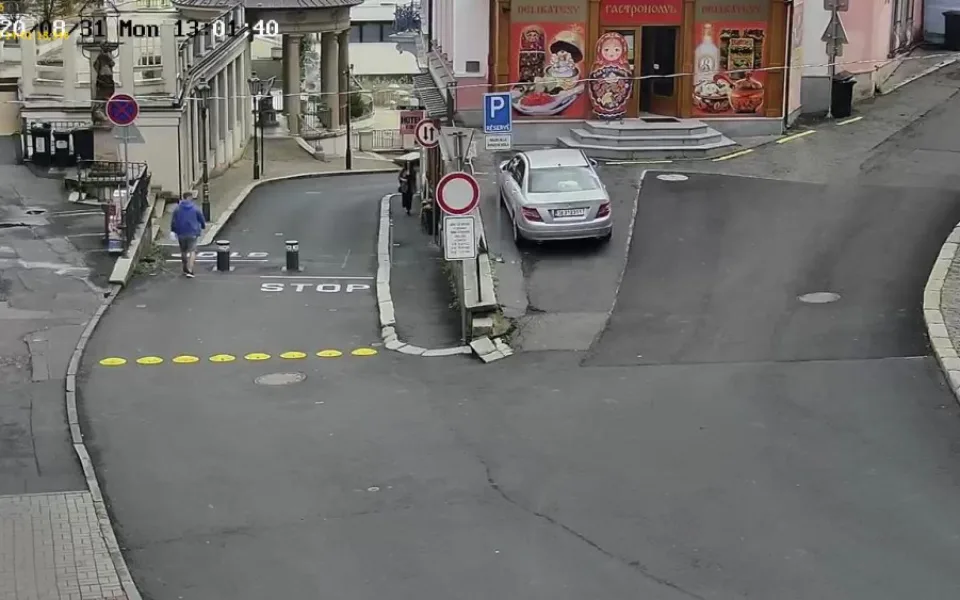 Nově sledují městští strážníci v Karlových Varech i zasouvací sloupky na Zámeckém Vrchu.