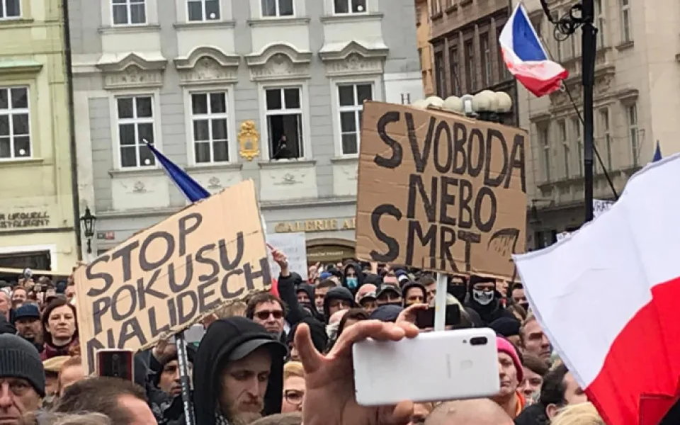 Demonstrace proti vládním opatřením.