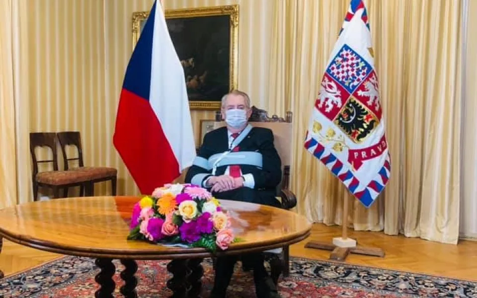Zeman vyznamenal válečné veterány či lidi bojující proti epidemii