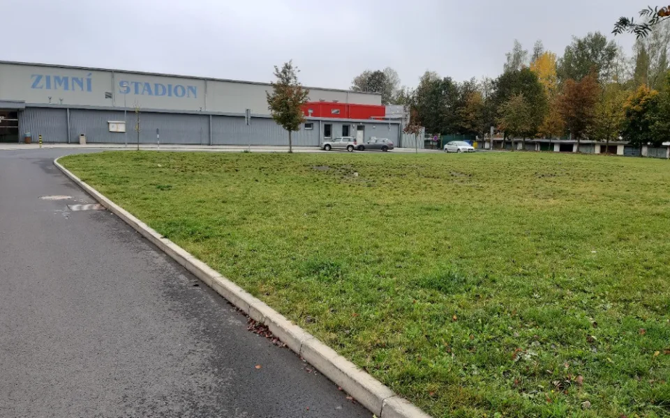 Na této zelené ploše již mělo být postaveno nové sportovní hřiště. 
