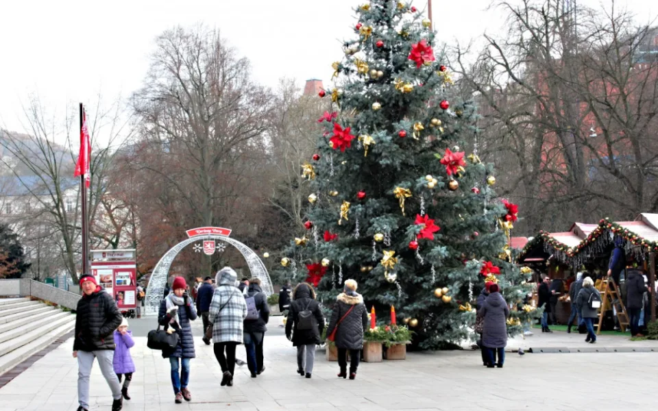 Vánoční výzdobu Karlovy Vary dostanou, slavností rozsvícení stromu nebude