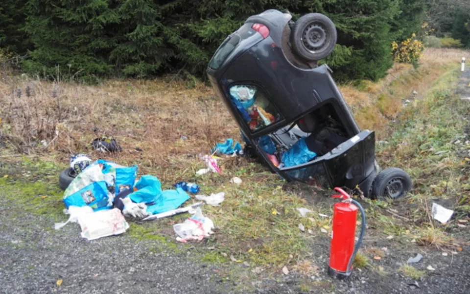 Řidič nezvládl předjížděcí manévr, sjel ze silnice a čelně narazil do betonové propusti