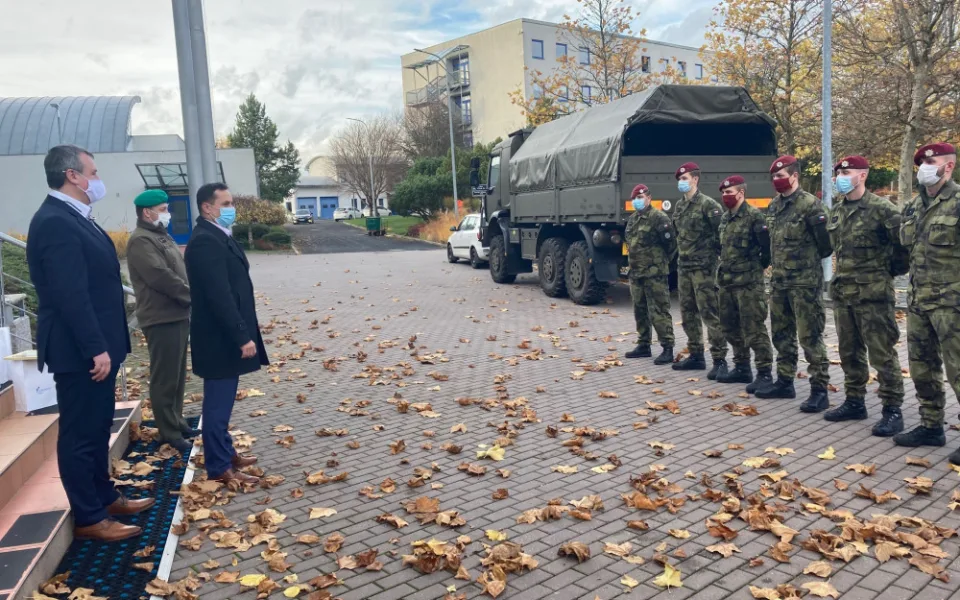 V Karlovarském kraji bude kvůli covidu pomáhat dalších 48 vojáků