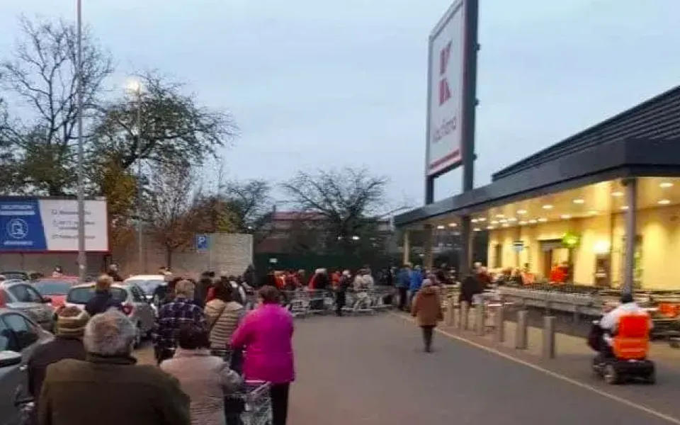 Fronta před otrokovickým Kauflandem.